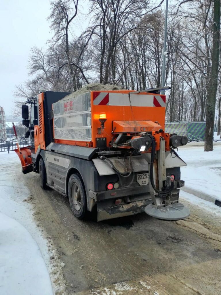 За три доби з Харкова вивезли близько 5 тисяч кубометрів криги та снігу