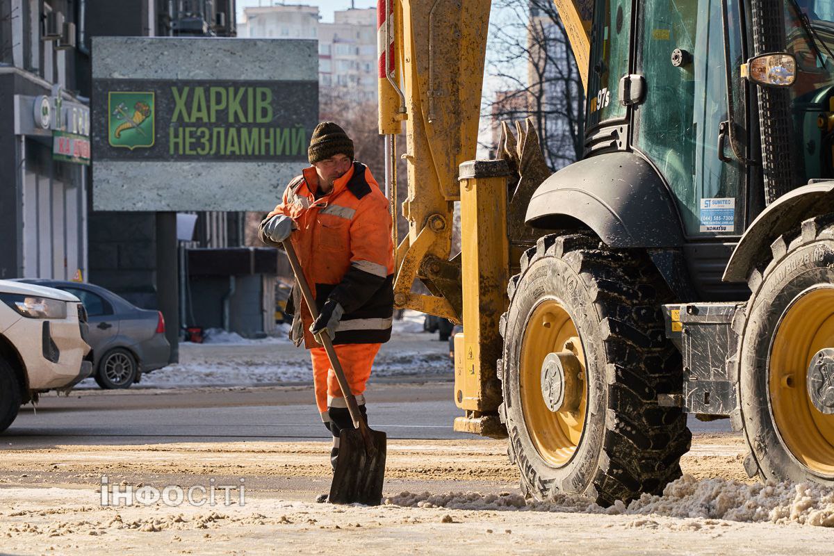 У Харкові комунальники продовжують очищати вулиці від снігу і льоду