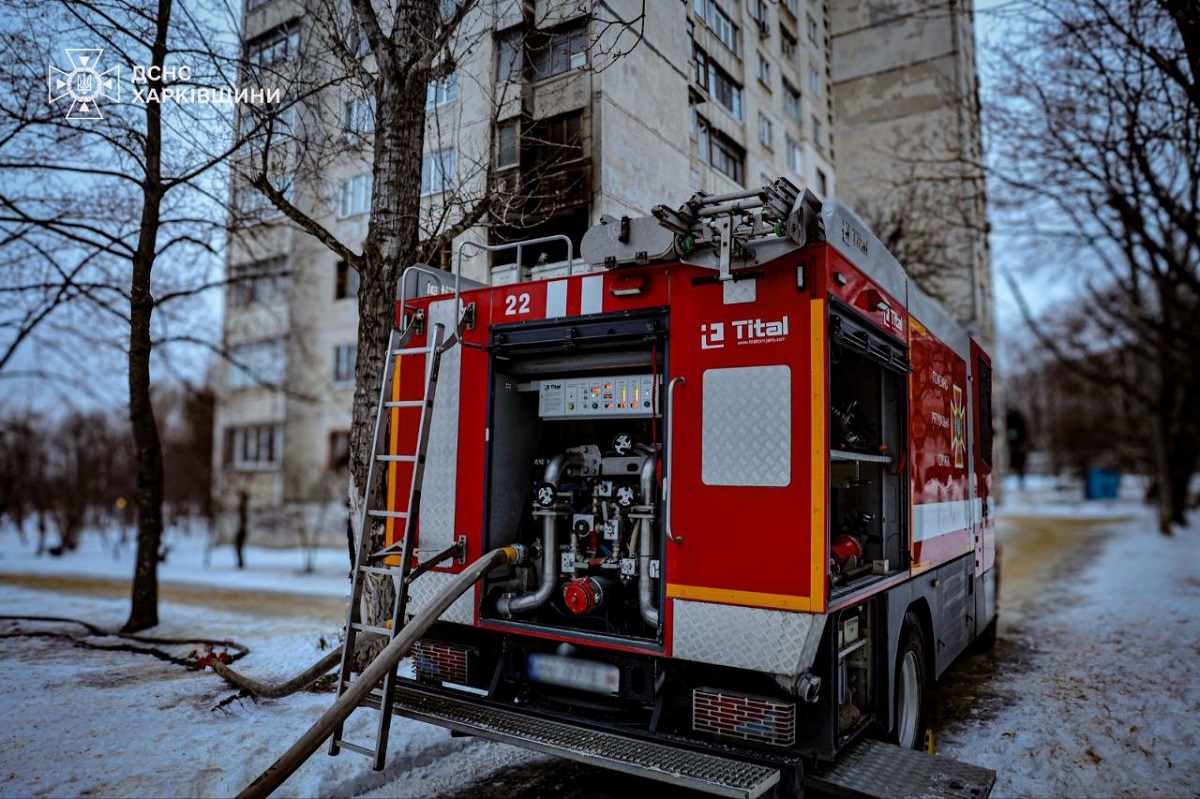 У Харкові під час пожежі чоловік вистрибнув з вікна (фото)