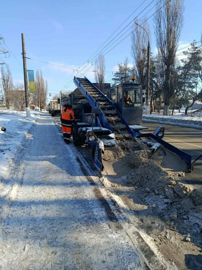 Зима випробовує харківських комунальників (фото)