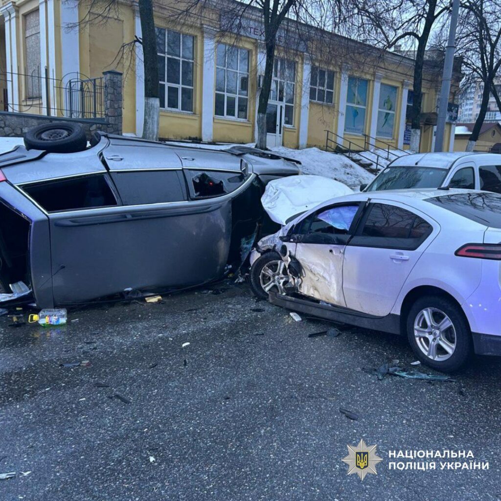 У Харкові зіткнулися три авто: є загибла та постраждалий (фото)