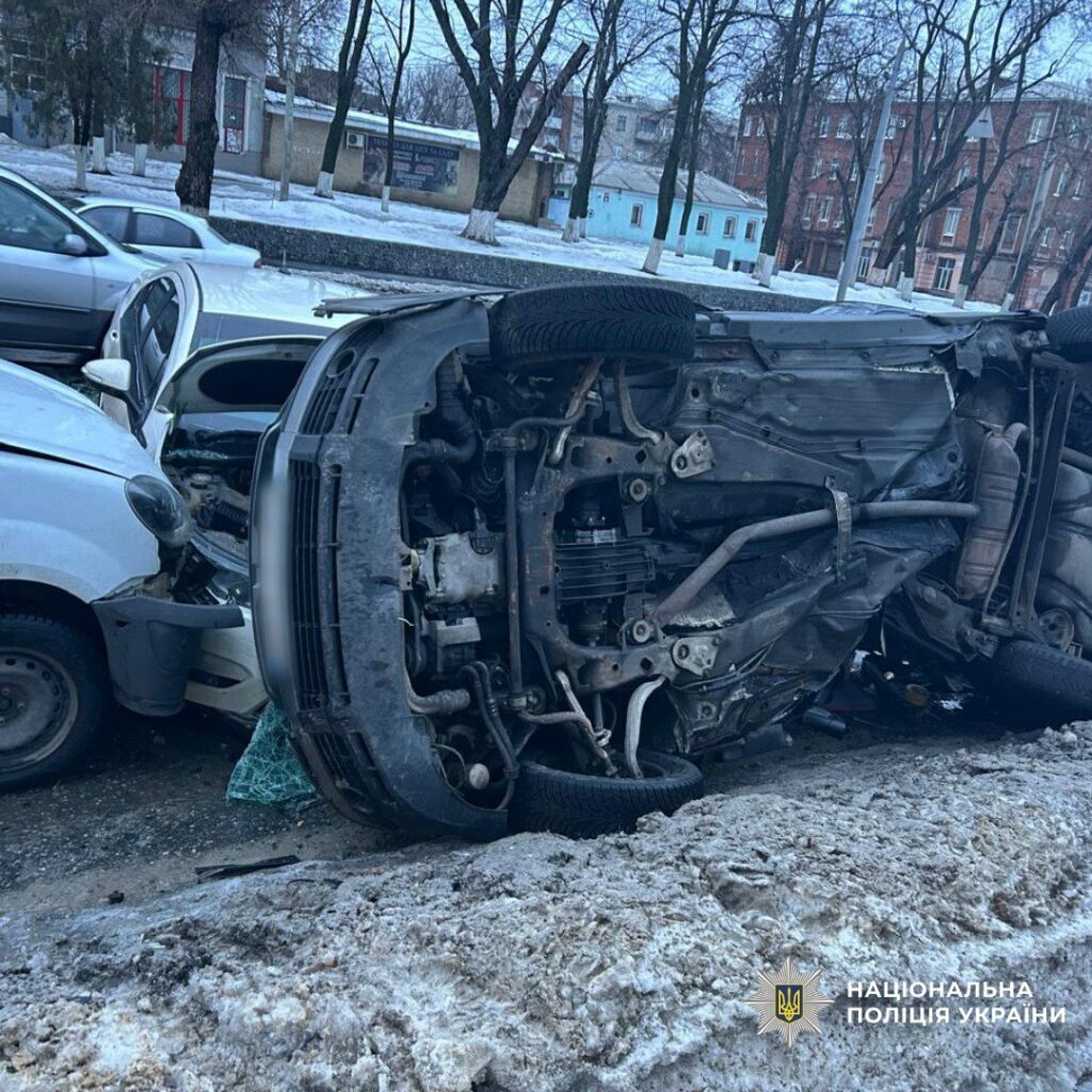 У Харкові зіткнулися три авто: є загибла та постраждалий (фото)