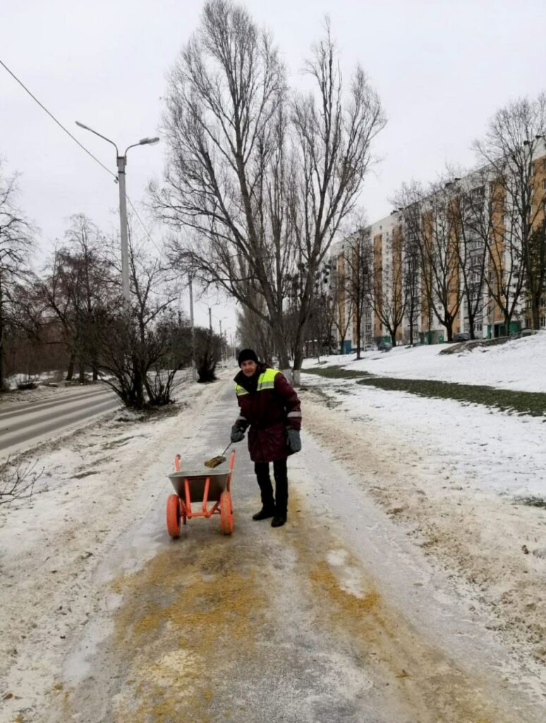 Для боротьби з ожеледицею у Харкові задіяли спецтехніку (фото)