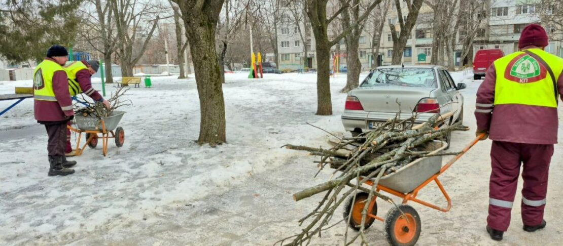Для боротьби з ожеледицею у Харкові задіяли спецтехніку (фото)