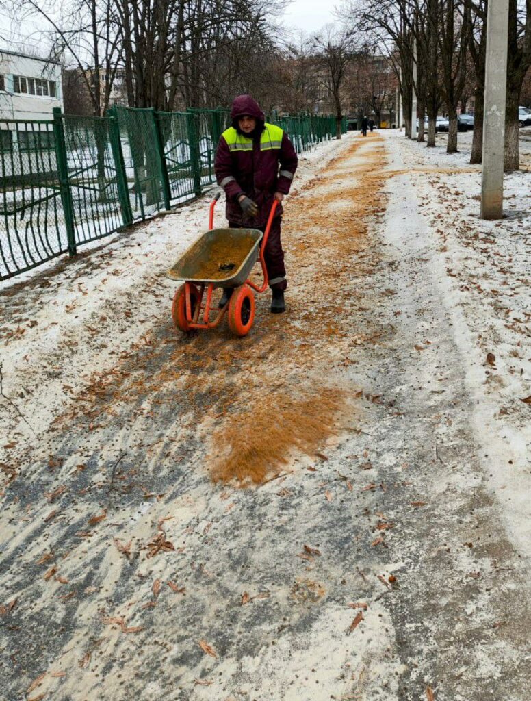 Для боротьби з ожеледицею у Харкові задіяли спецтехніку (фото)