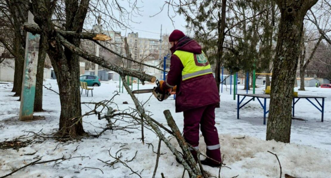 Для боротьби з ожеледицею у Харкові задіяли спецтехніку (фото)