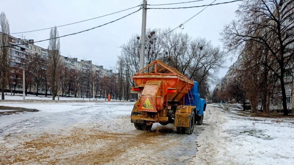 Для боротьби з ожеледицею у Харкові задіяли спецтехніку (фото)