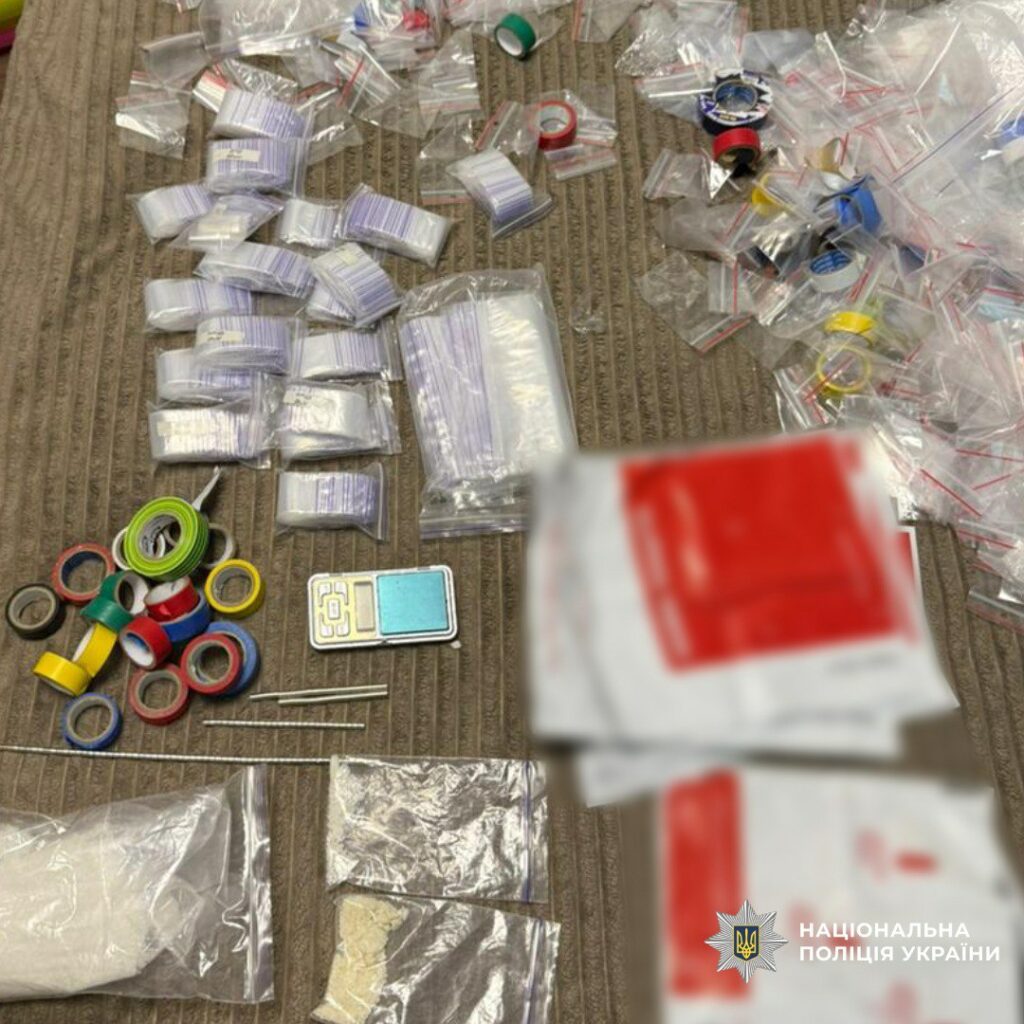 На Харківщині поліцейські затримали трьох збувачів психотропів (фото)