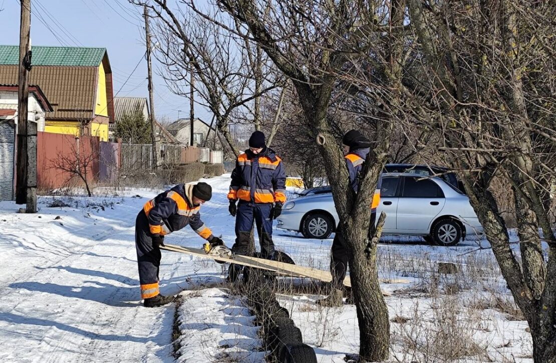 Комунальники усувають наслідки ворожої атаки в Основ'янському районі 