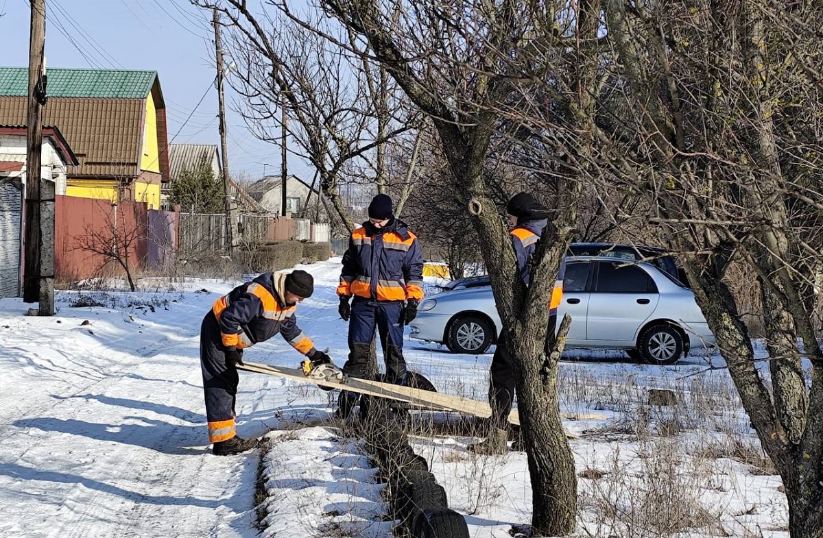 Комунальники усувають наслідки ворожої атаки в Основ'янському районі