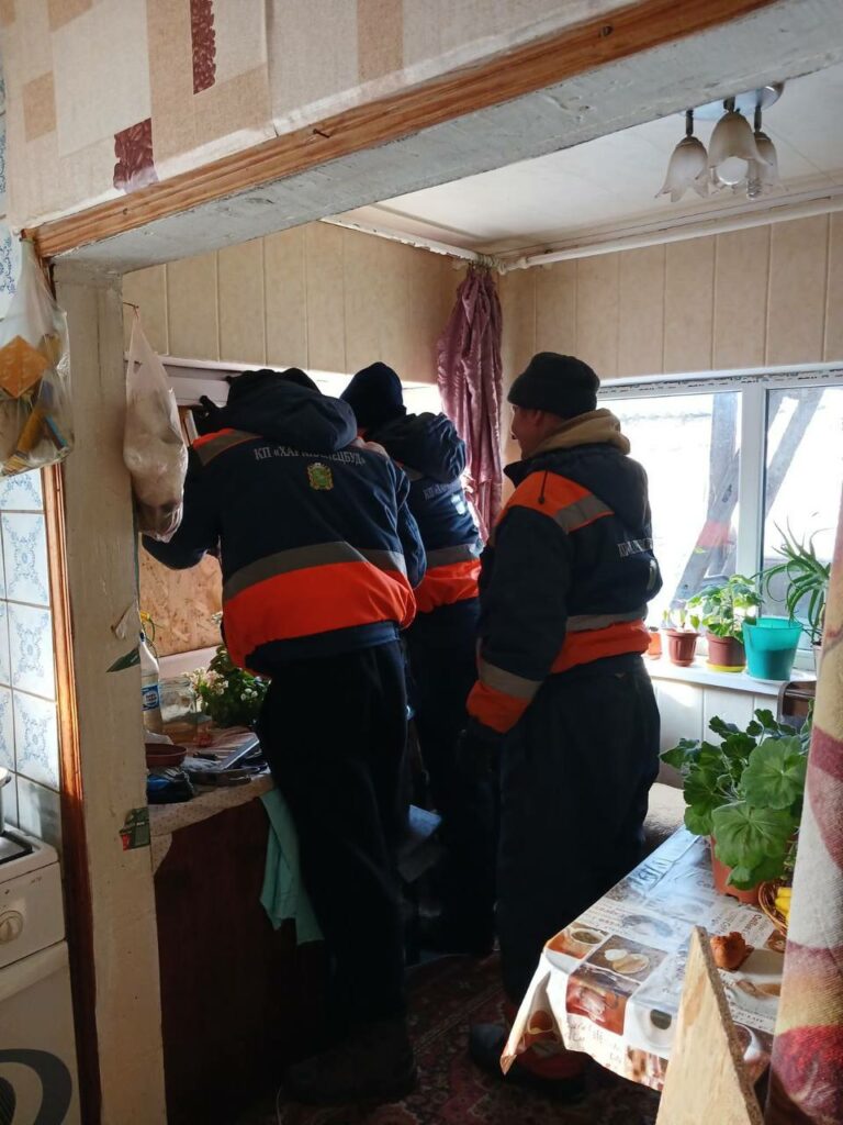 Комунальники усувають наслідки ворожої атаки в Основ'янському районі 