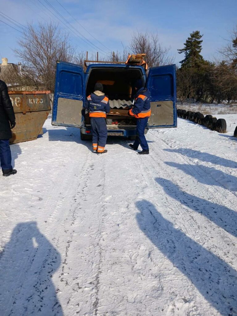 Комунальники усувають наслідки ворожої атаки в Основ'янському районі 