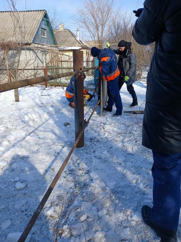Комунальники усувають наслідки ворожої атаки в Основ'янському районі 