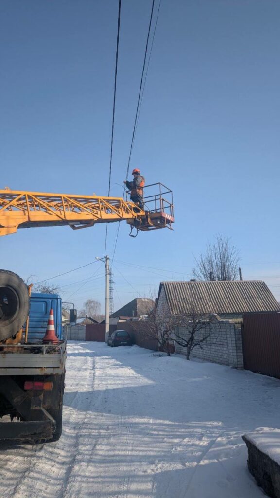 Комунальники усувають наслідки ворожої атаки в Основ'янському районі 