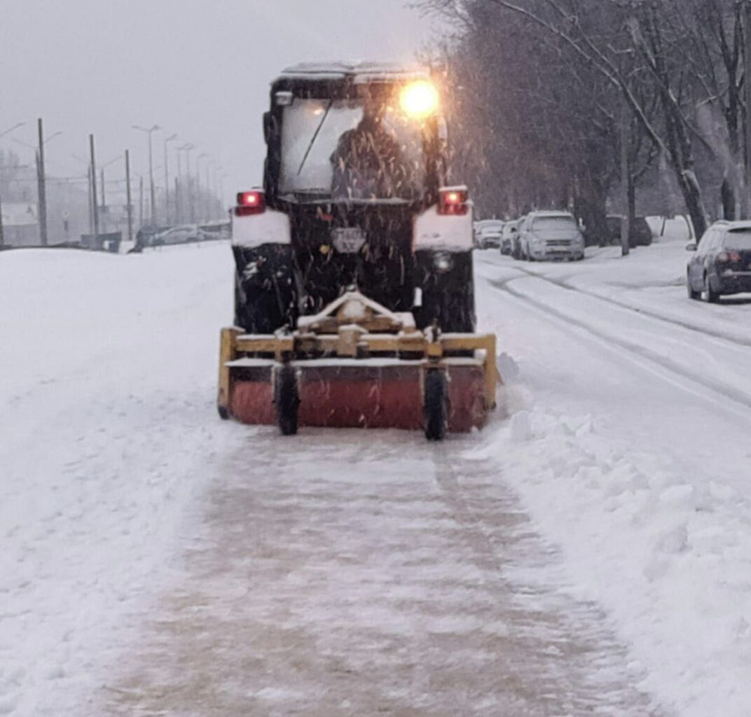 У Харкові засніжило: комунальники зранку стали до роботи (фото)