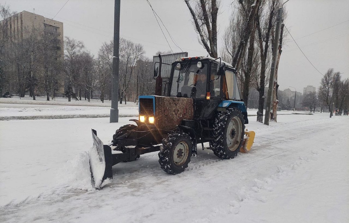 У Харкові засніжило: комунальники зранку стали до роботи (фото)