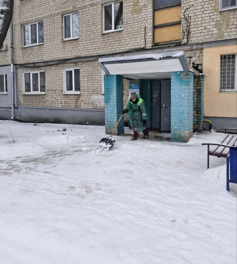 У Харкові засніжило: комунальники зранку стали до роботи (фото)