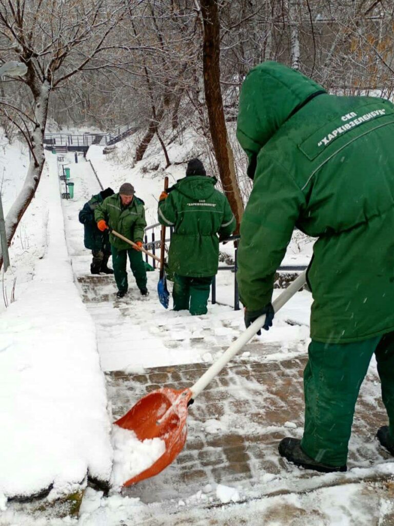 У Харкові засніжило: комунальники зранку стали до роботи (фото)