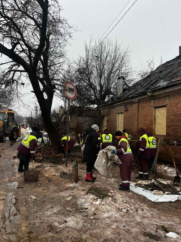 комунальники усувають наслідки нічної атаки на Харків