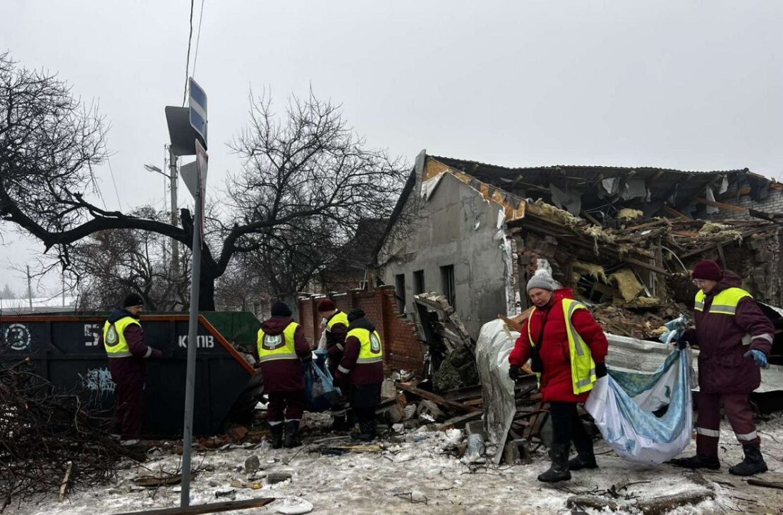 Комунальники усувають наслідки нічної атаки на Харків