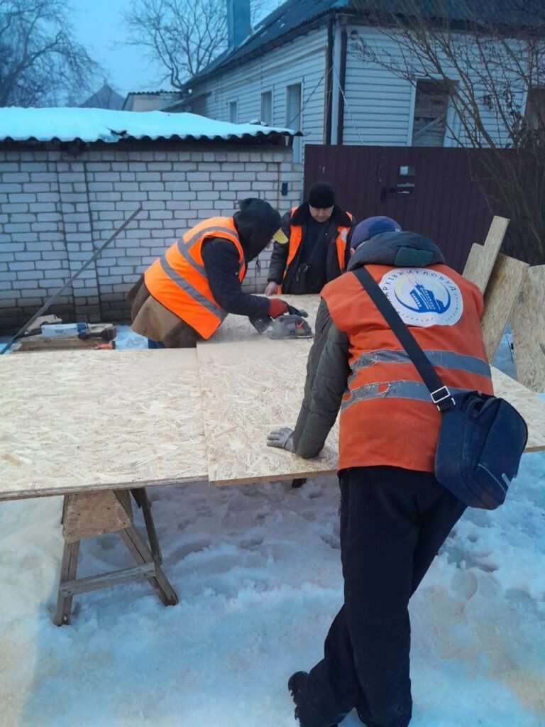 комунальники усувають наслідки нічної атаки на Харків