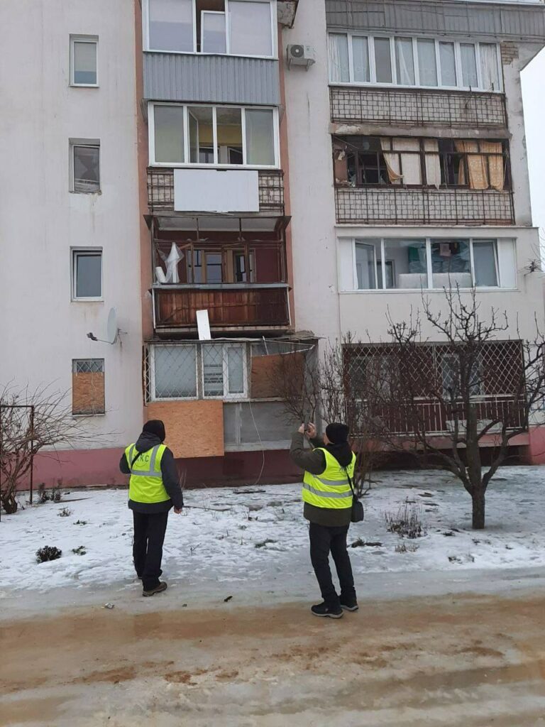 комунальники усувають наслідки нічної атаки на Харків