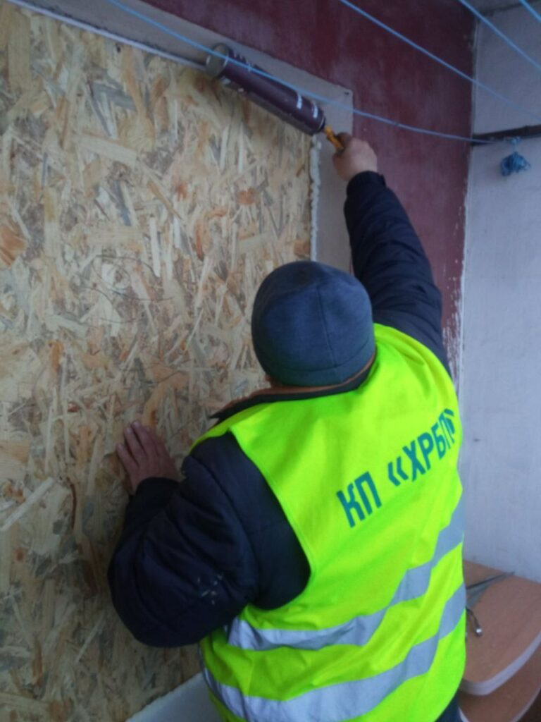 комунальники усувають наслідки нічної атаки на Харків