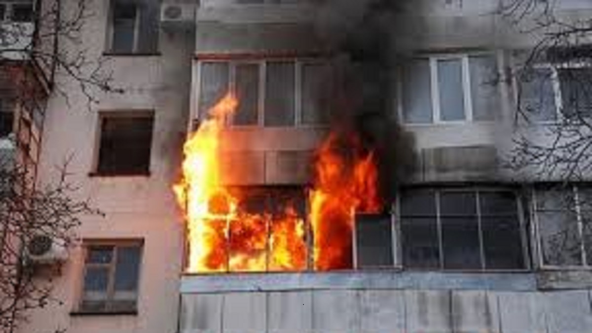 У Харкові на Перемоги горіла квартира: постраждав чоловік