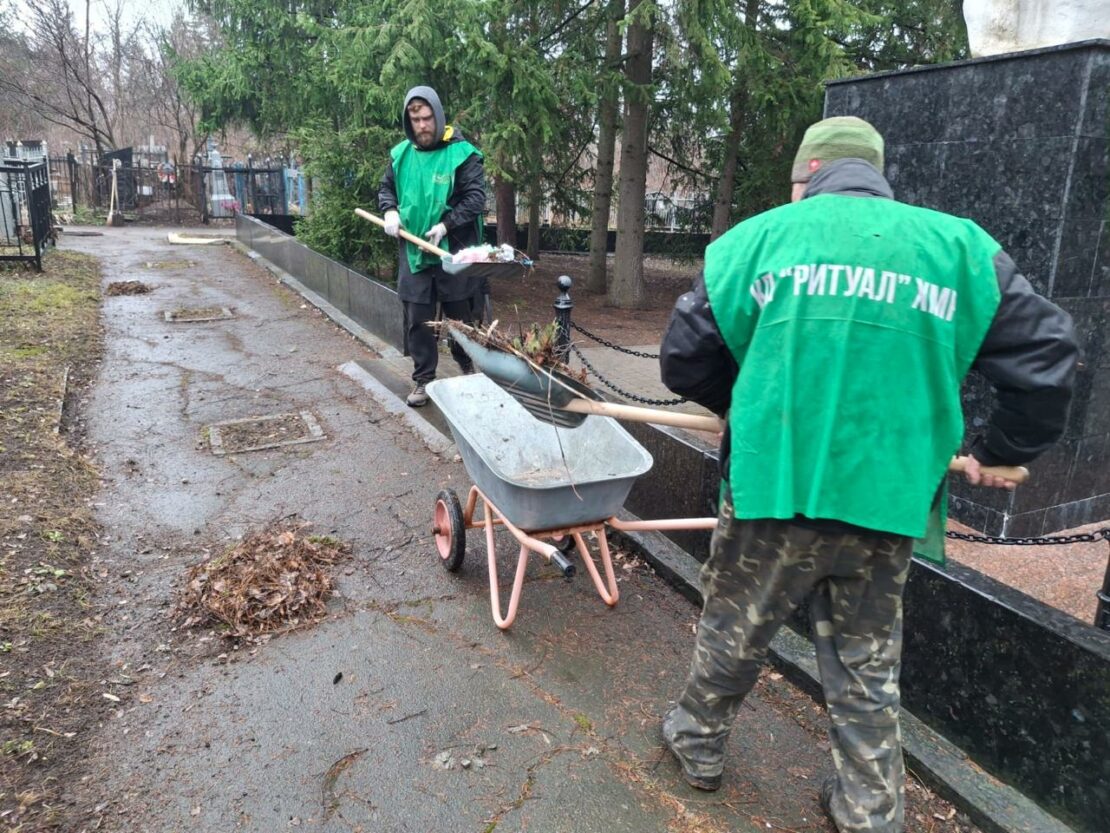 Комунальники наводять лад на кладовищах Харкова (фото)