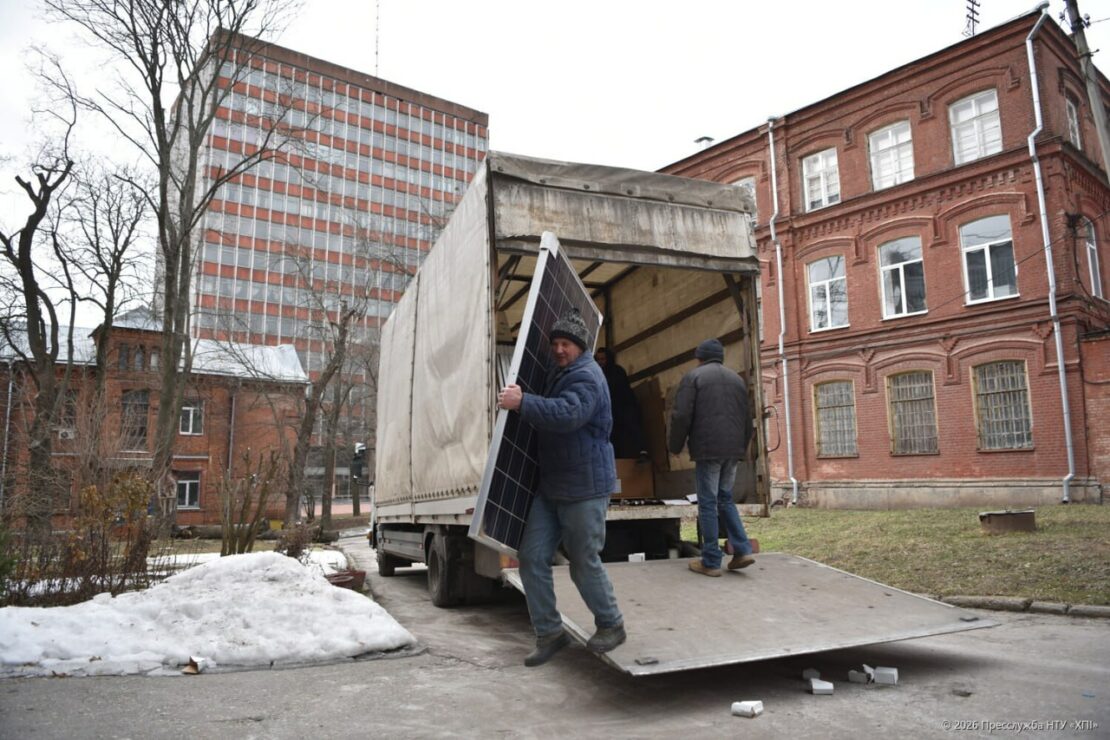 Харківський політех отримав сонячні панелі зі США (фото)