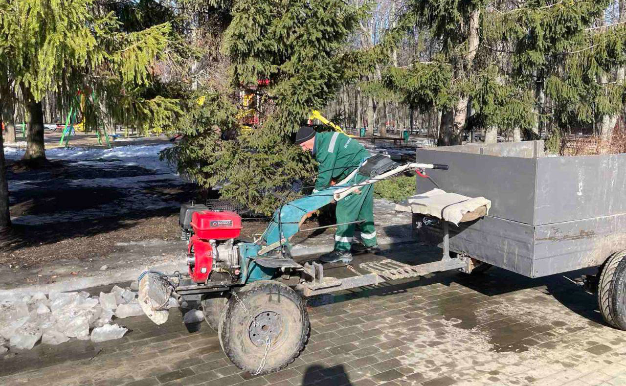 У парках та скверах Харкова наводять лад