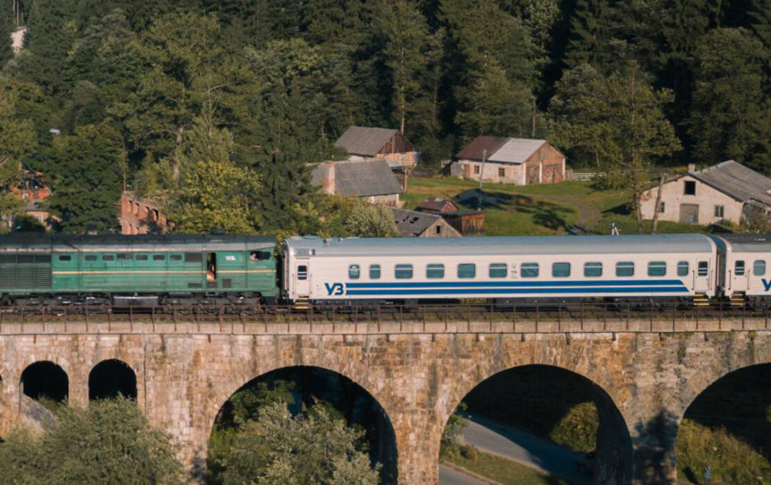 Укрзалізниця призначила додаткові поїзди до Карпат: графік руху