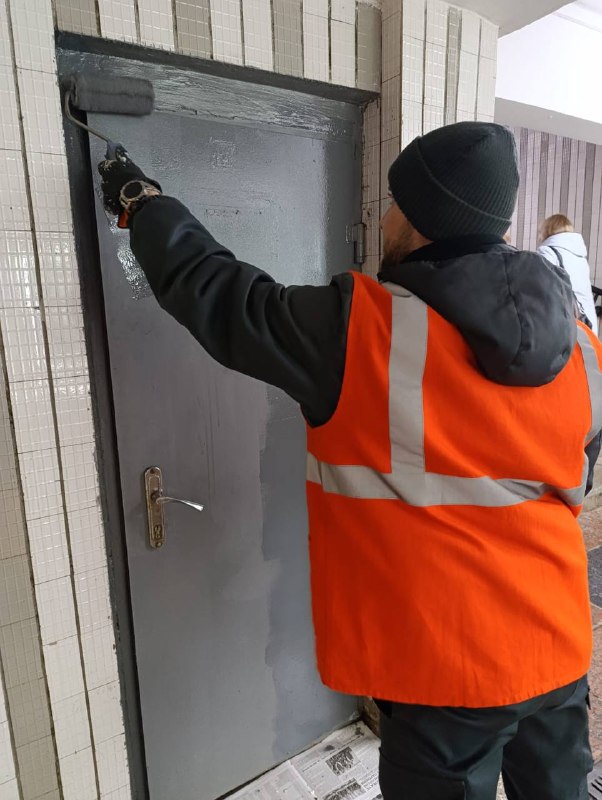 У Харкові продовжують прибирати у підземних переходах метро (фото)