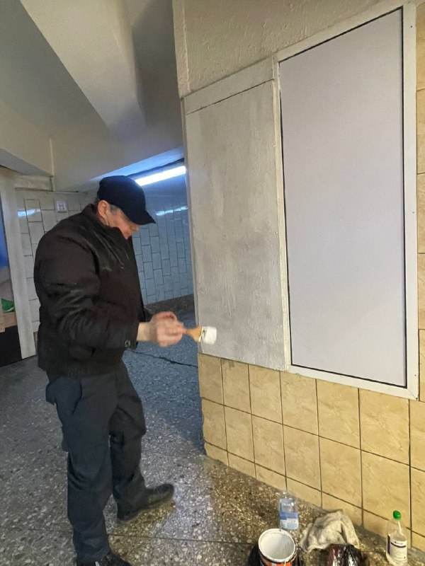 У Харкові продовжують прибирати у підземних переходах метро (фото)