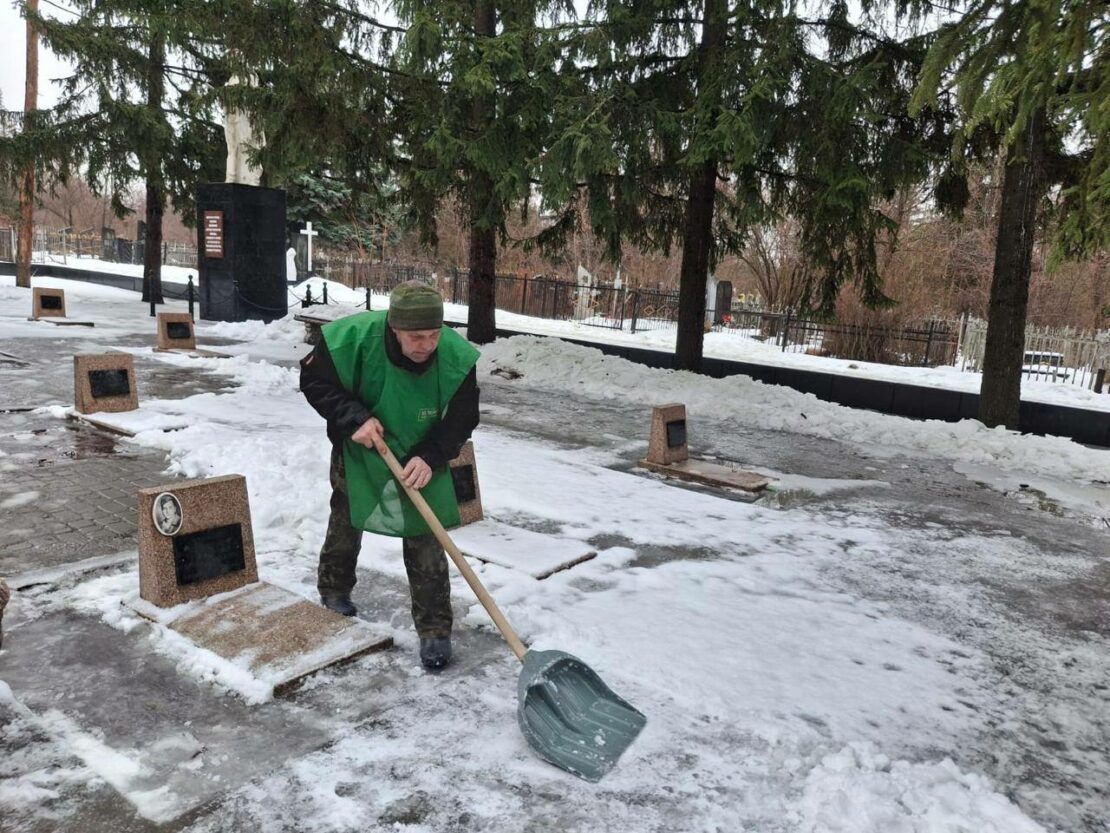З кладовищ Харкова вивезли 32 кубометри сміття (фото)