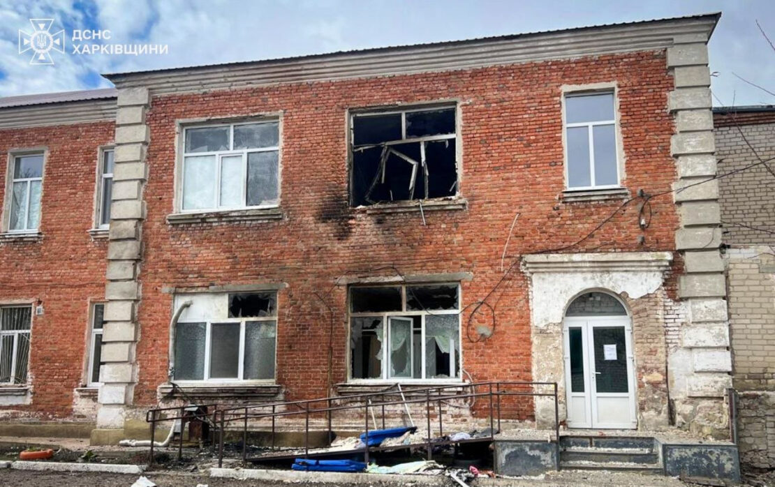 Окупанти вдарили по лікарні на Харківщині: є постраждалі (фото)