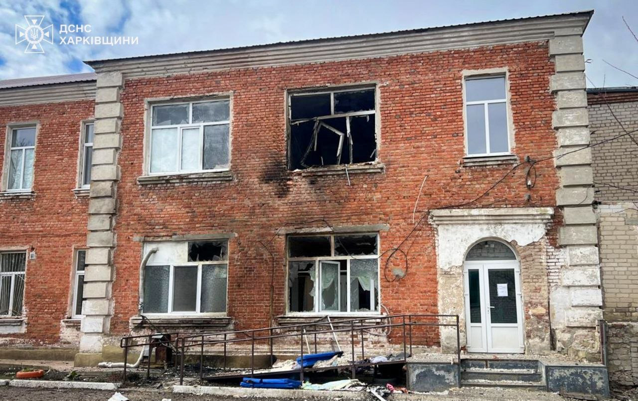 Окупанти вдарили по лікарні на Харківщині: є постраждалі