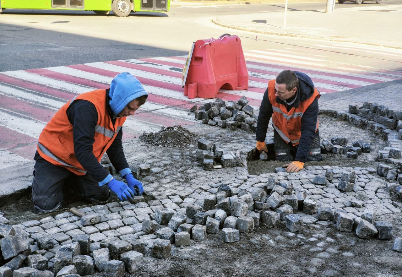 У Харкові відновлюють пошкоджені дороги
