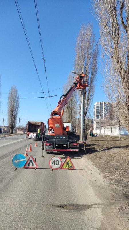 Харківські комунальники впорядковують вуличне освітлення (фото)
