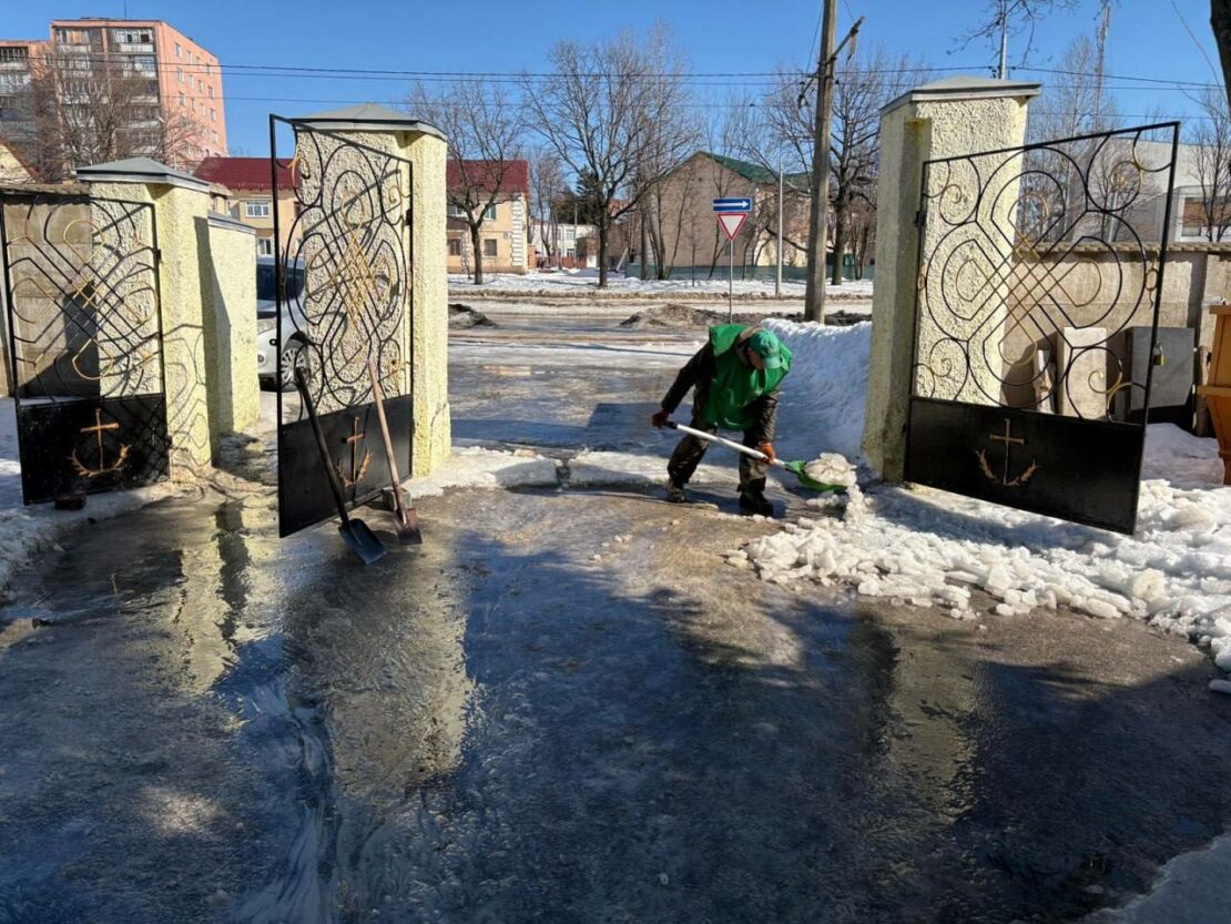 З кладовищ Харкова вивезли 32 кубометри сміття (фото)