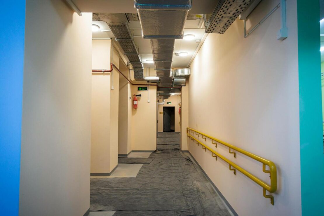 На Харківщині облаштовують укриття в закладах освіти (фото)