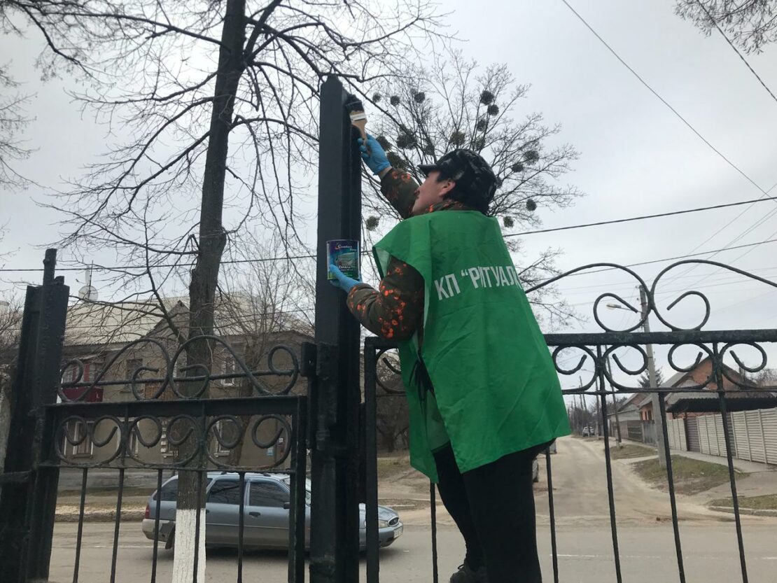 Комунальники наводять лад на кладовищах Харкова (фото)