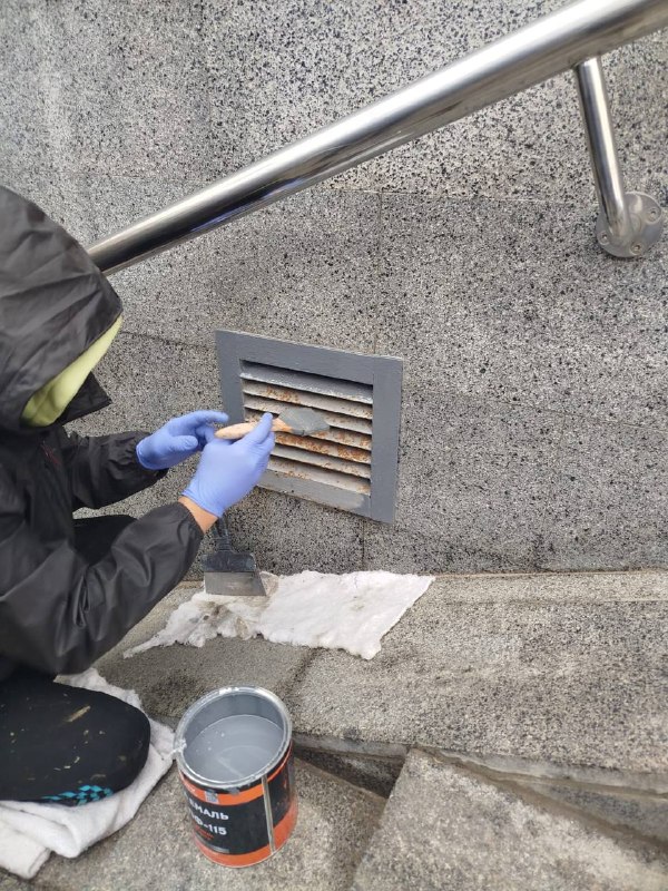 У Харкові наводять лад у підземних переходах метро (фото)