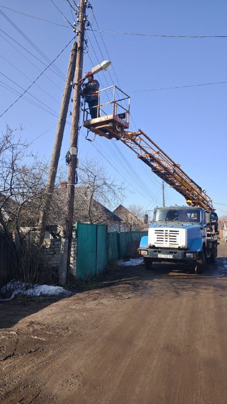 Харківські комунальники впорядковують вуличне освітлення (фото)