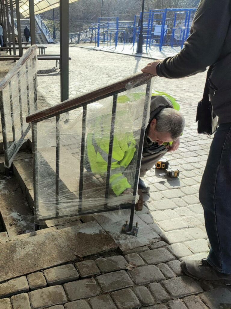 Комунальники наводять лад у Кітлярчиному яру в Харкові (фото)