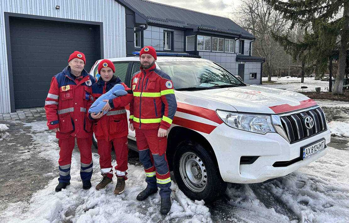 На Харківщині медики “швидкої” прийняли пологи вдома