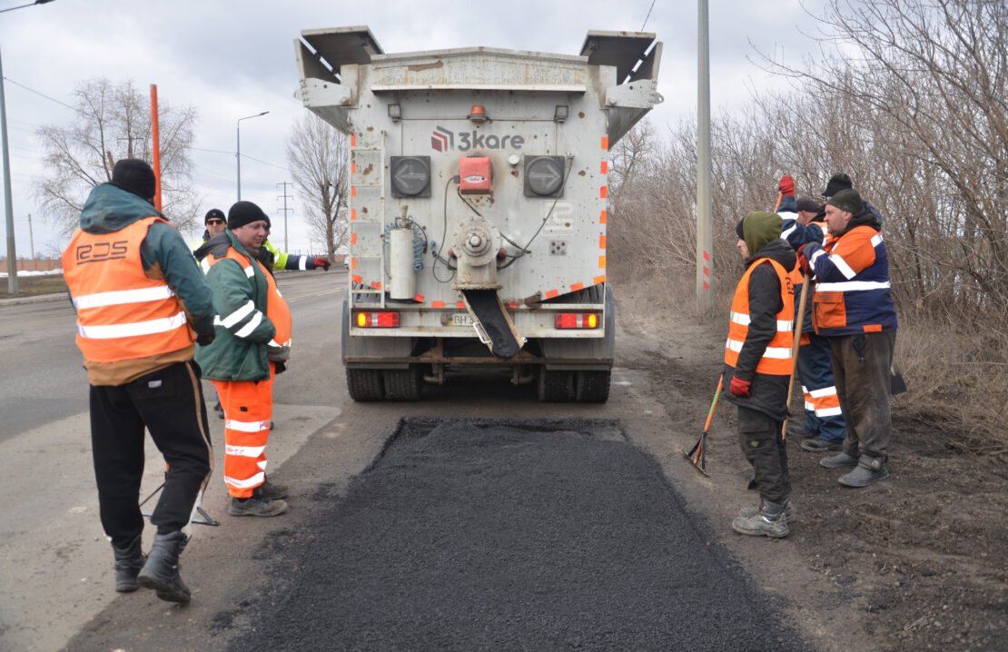 На дорогах Харківщини ліквідують аварійну ямковість 