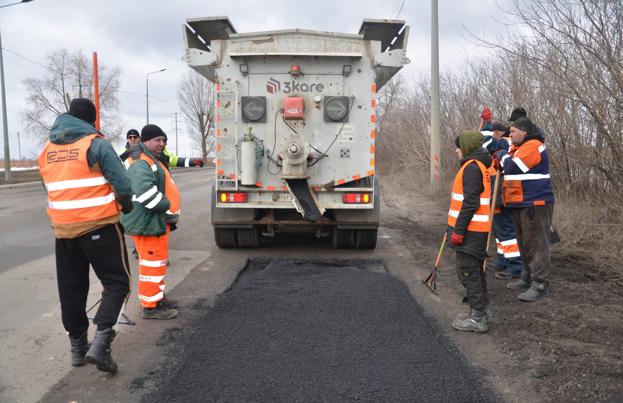 На дорогах Харківщини ліквідують аварійну ямковість