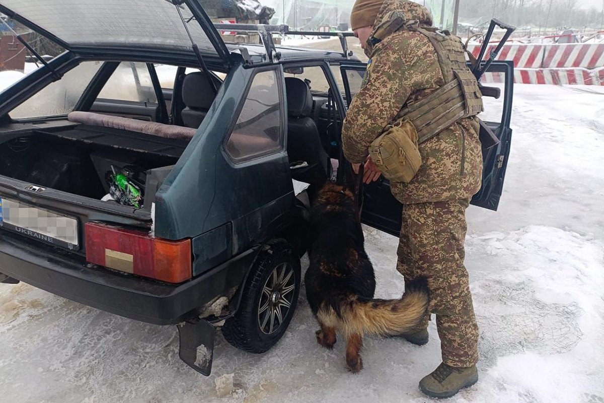 У лютому на блокпостах Харкова вилучили понад 60 одиниць вогнестрілів (фото)