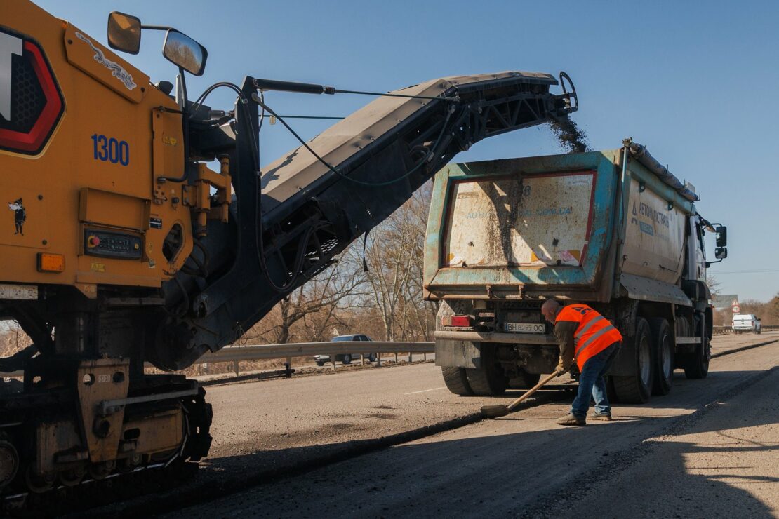 На Харківщині відновлюють трасу М-03 (фото)
